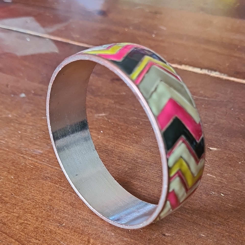 Chevron Patterned Bangle Bracelet - Picture 2 of 3